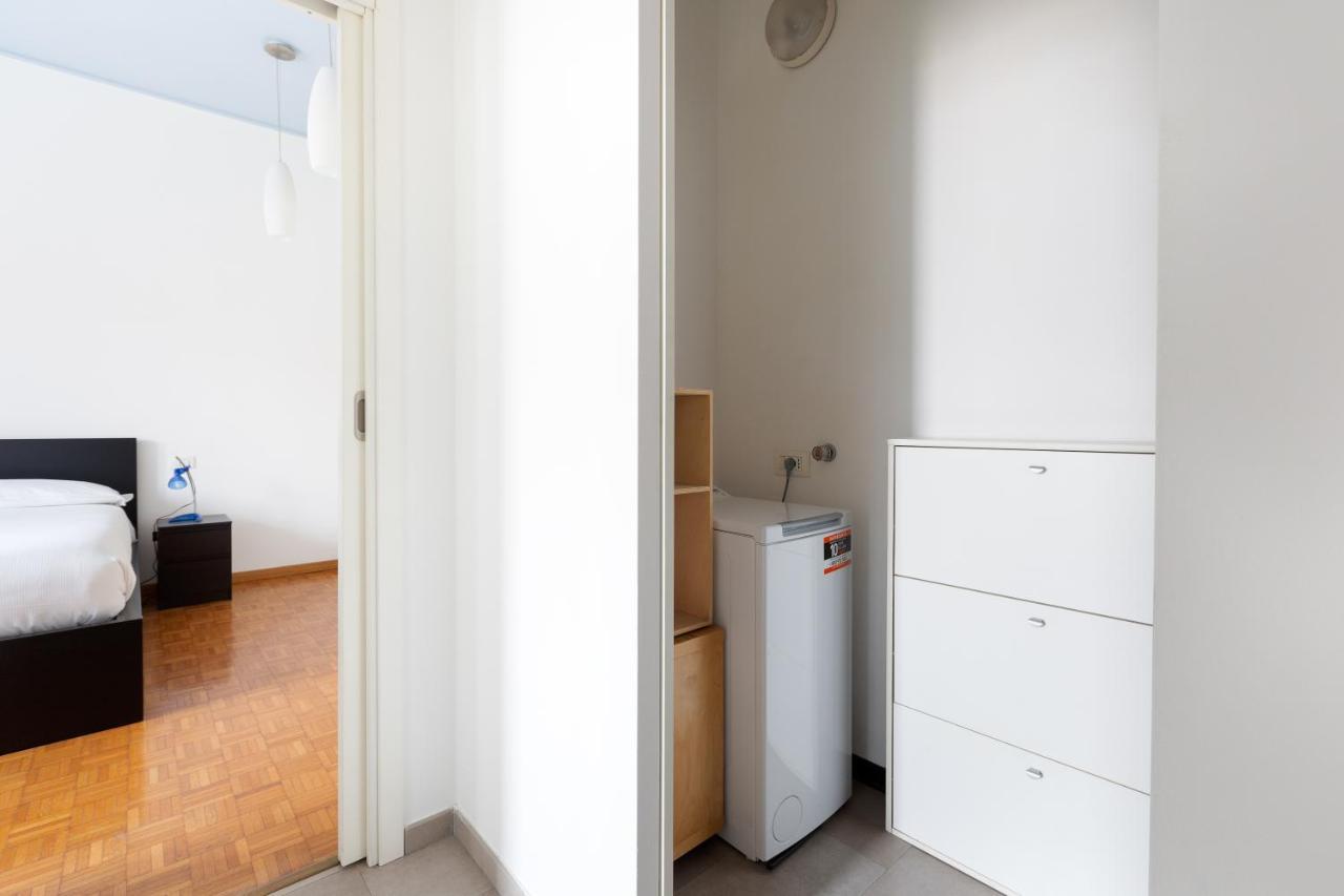 Appartement Cozy Apt With Balcony - Mm2 Sant'Agostino à Milan Extérieur photo