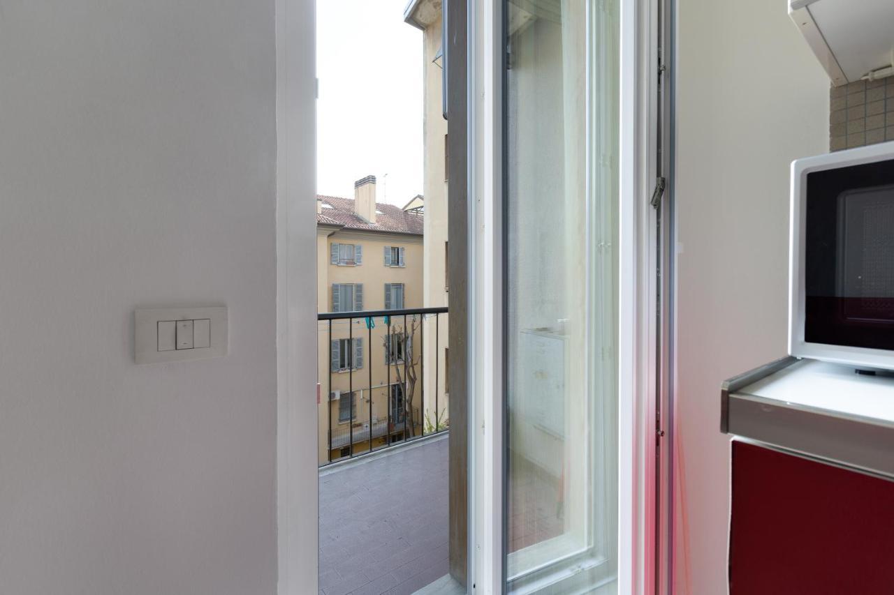 Appartement Cozy Apt With Balcony - Mm2 Sant'Agostino à Milan Extérieur photo